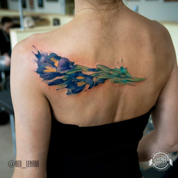 Букет синих цветов в стиле акварель на спине