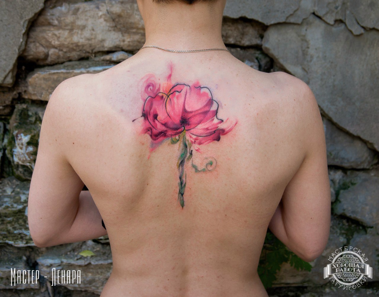 Розовый цветок в стиле акварель на спине