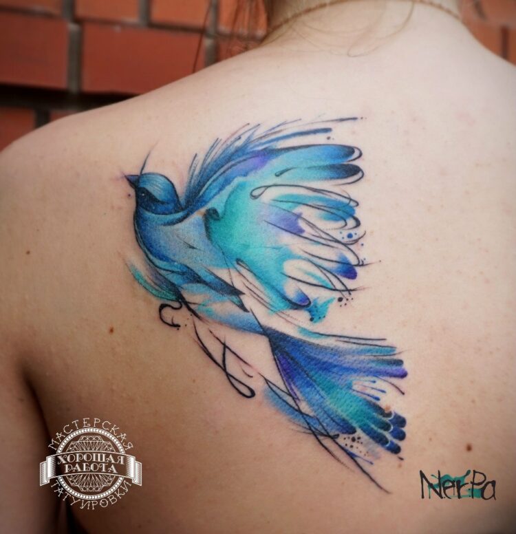 Синяя птица на спине в стиле акварель