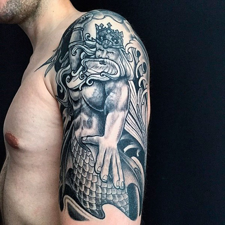 Татуировка Водолея на плече у мужчины