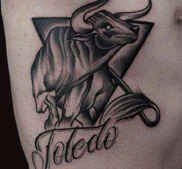Татуировка быка на боку
