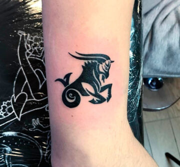 Черная татуировка козерога на руке