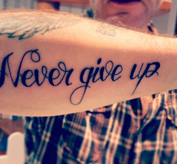 Надпись на английском Never give up