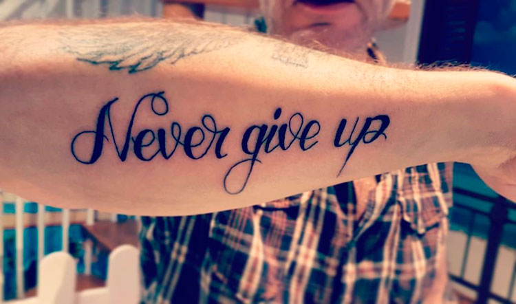 Надпись на английском Never give up