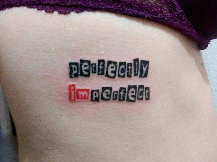 Надпись на английском Perfectly imperfect - фото татуировок.