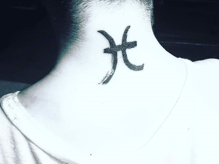 Символ знака зодиака рыбы на задней части шеи