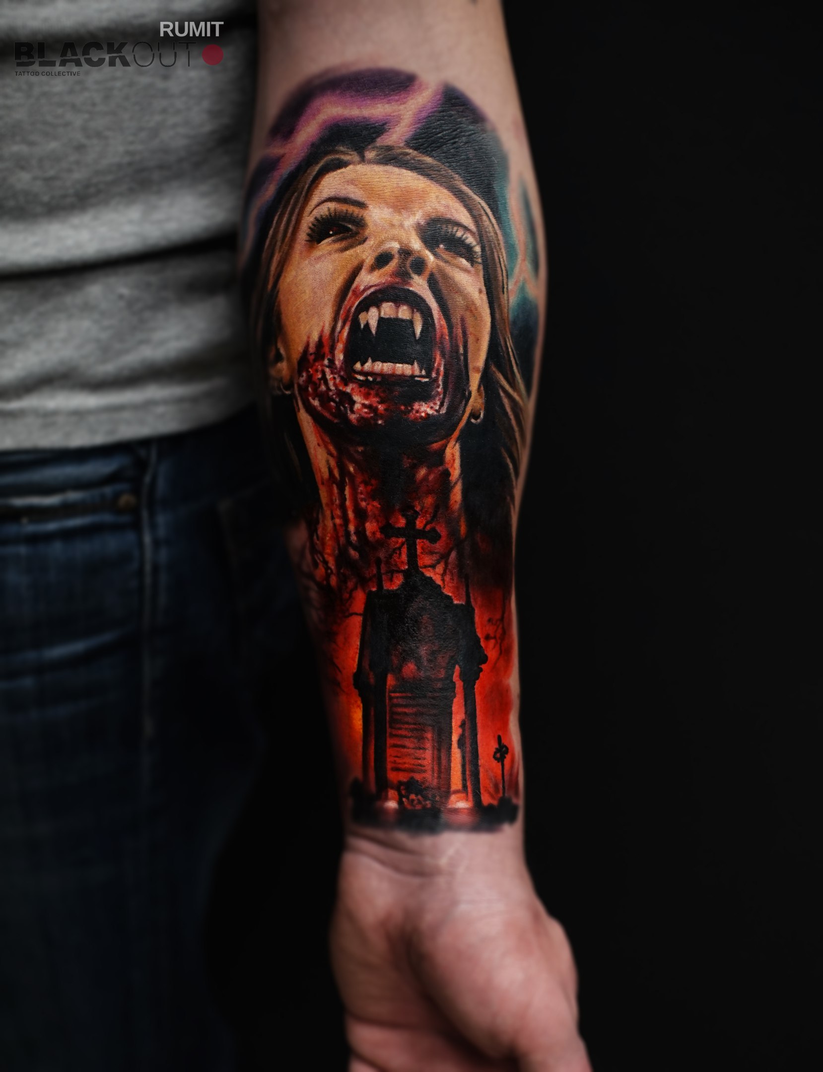 Вампир, тату на предплечье, реализм - фото татуировок.