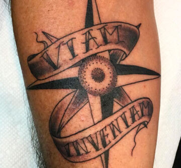 Надпись Viam Inveniam и компас