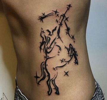 Женская татуировка стрельца на боку