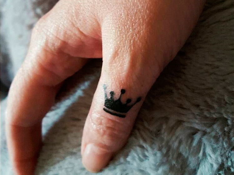 Корона на пальце