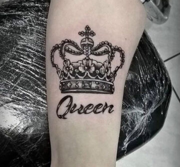 Корона с надписью Queen на руке