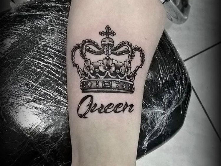 Корона с надписью Queen на руке
