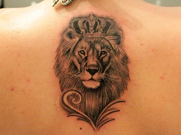 Лев с короной на спине