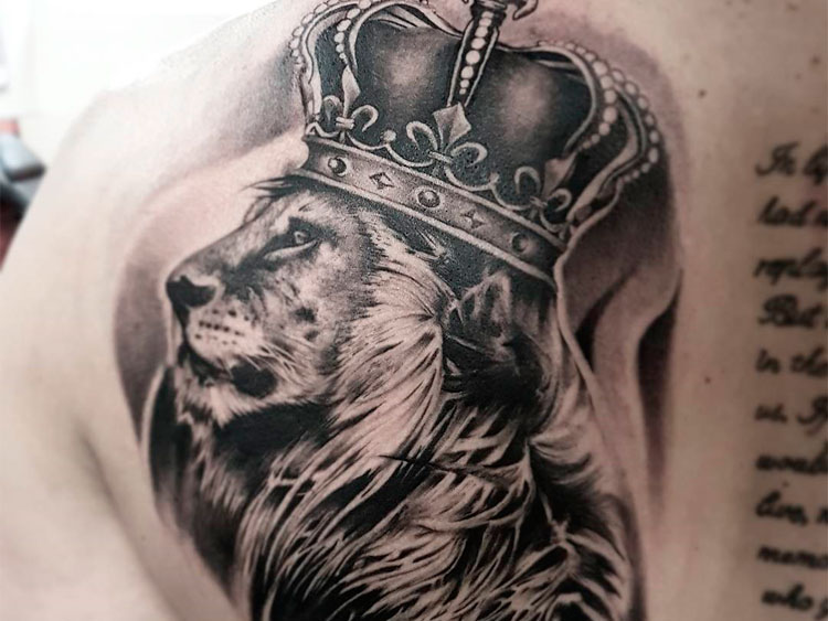 Лев с короной на лопатке у мужчины