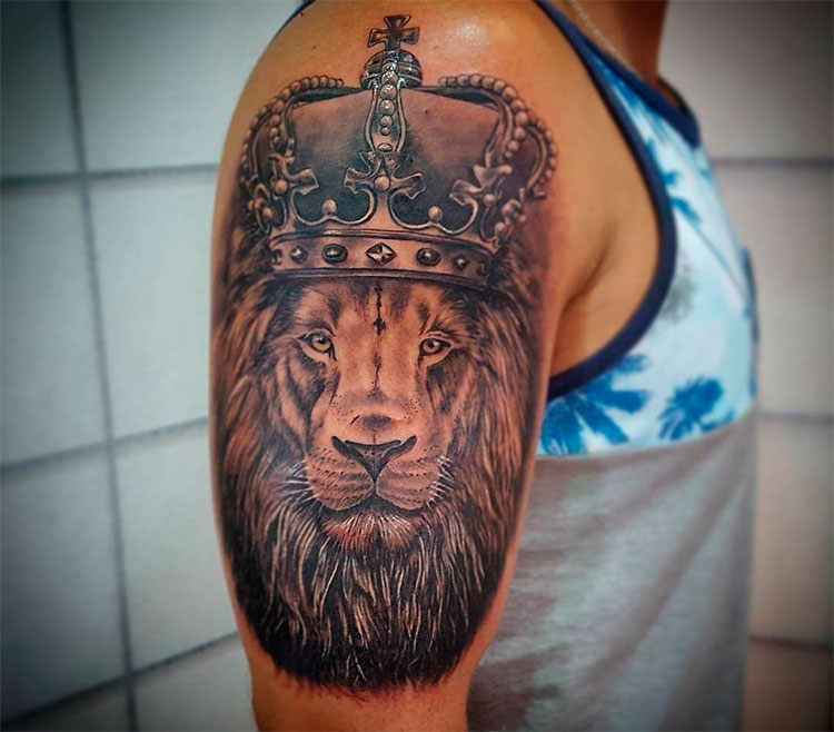Тату лев с короной на плече у мужчины