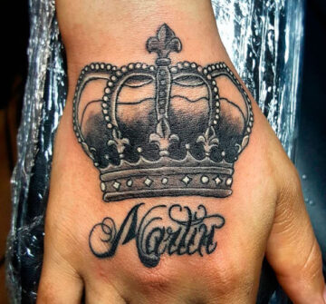 Татуировка корона на кисти руки