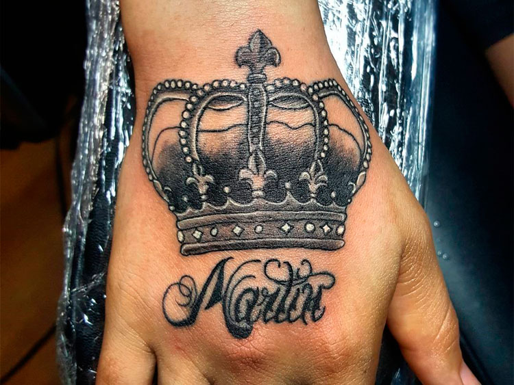 Татуировка корона на кисти руки