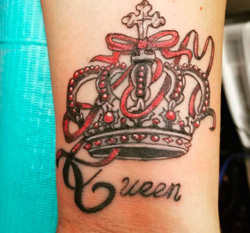 Татуировка корона на руке у девушки