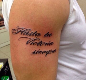 Надпись на плече Hasta la victoria siempre