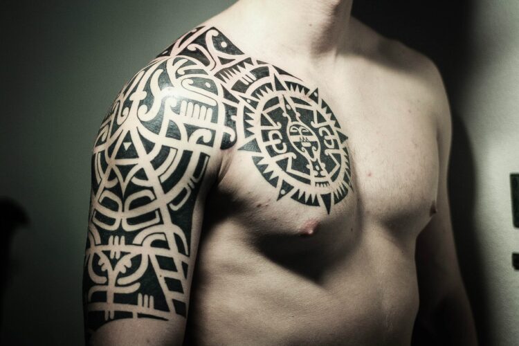 Идеи для татуировок полинезийского стиля на плече