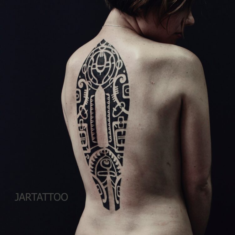 Женская тату в стиле полинезия на спине
