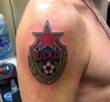Логотип ЦСКА на плече