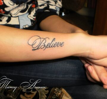 Надпись Believe на руке