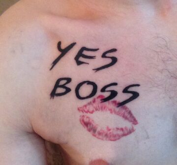 Надпись Yess Boss на груди
