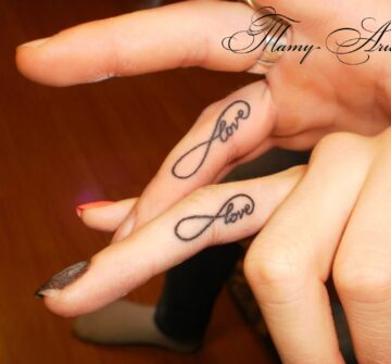 Парная тату на пальцах, символ бесконечности и надпись love