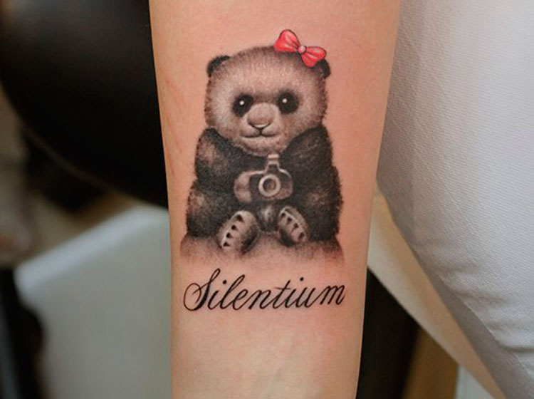 Панда и надпись Silentium