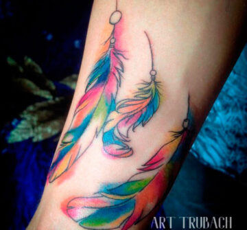 Акварельная татуировка с перьями