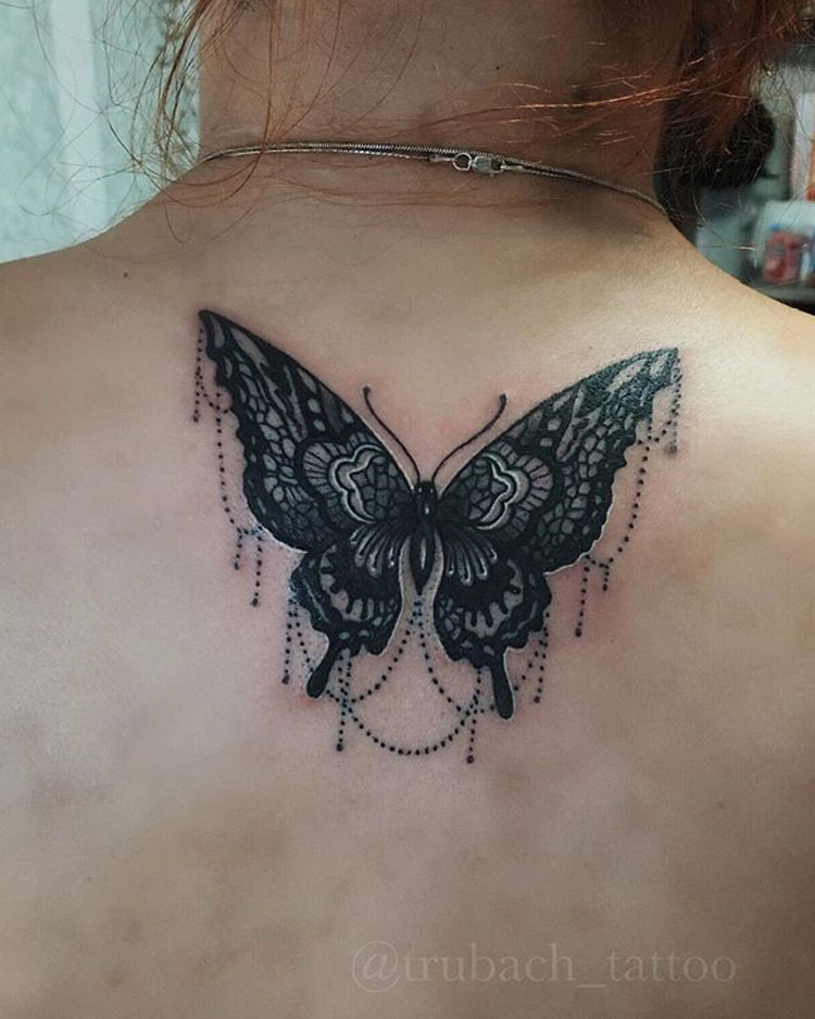 Черная бабочка на спине