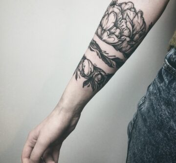 Цветочная тату вокруг руки, black&grey