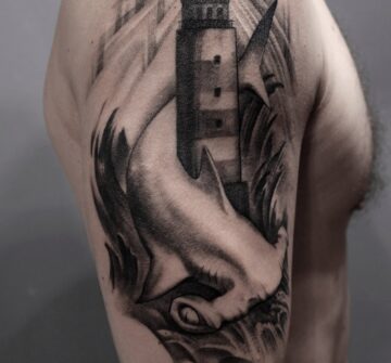 Маяк и акула, мужская тату на плече