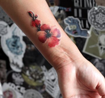 Красный цветок на руке