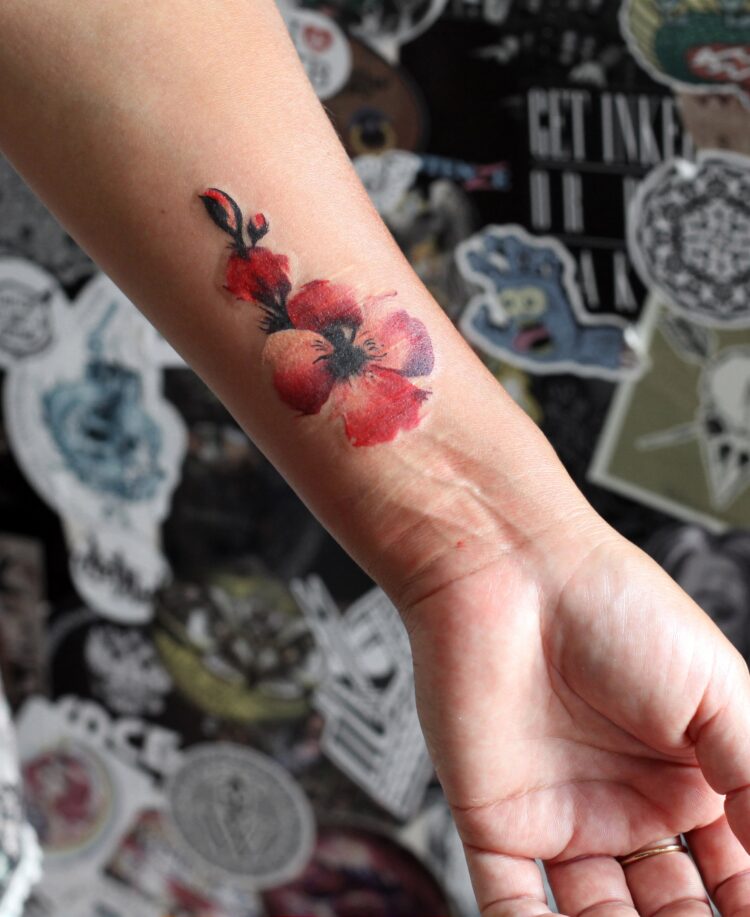 Красный цветок на руке