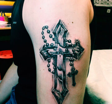 Крест на плече у мужчины