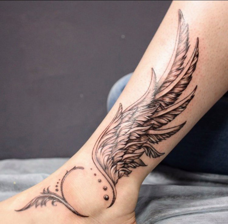 Татуировка крыло на ноге | работа студии Tattoo Academy | Москва