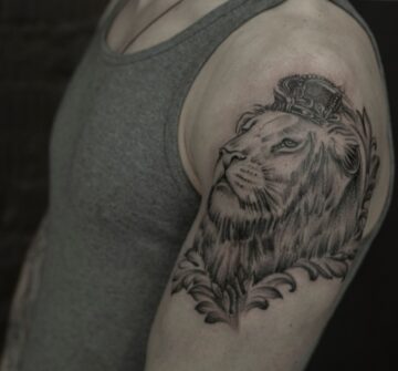 Лев с короной на плече у мужчины