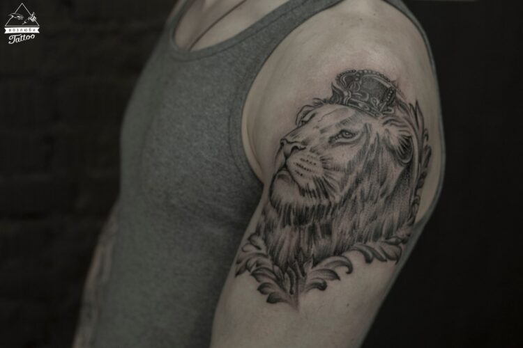 Лев с короной на плече у мужчины