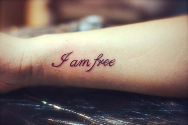 Маленькая надпись I am free