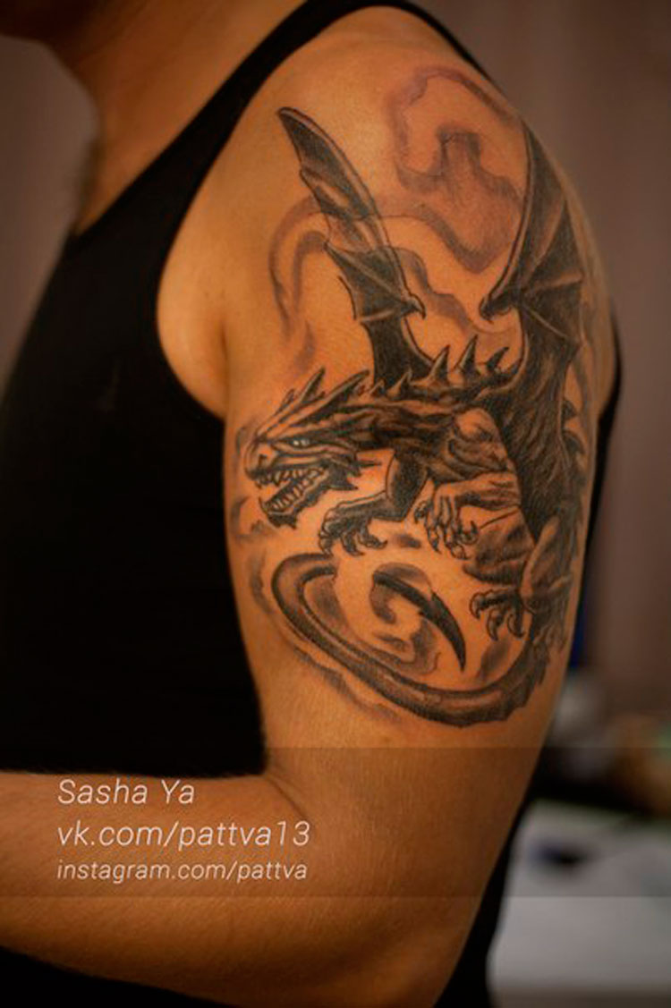Мужская тату дракона на плече, black&grey