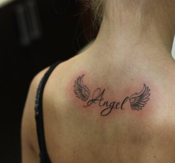 Надпись Angel с крыльями на спине