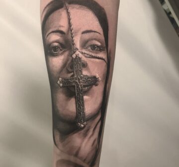Портрет девушки с крестом на лице