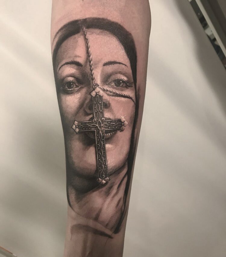 Портрет девушки с крестом на лице