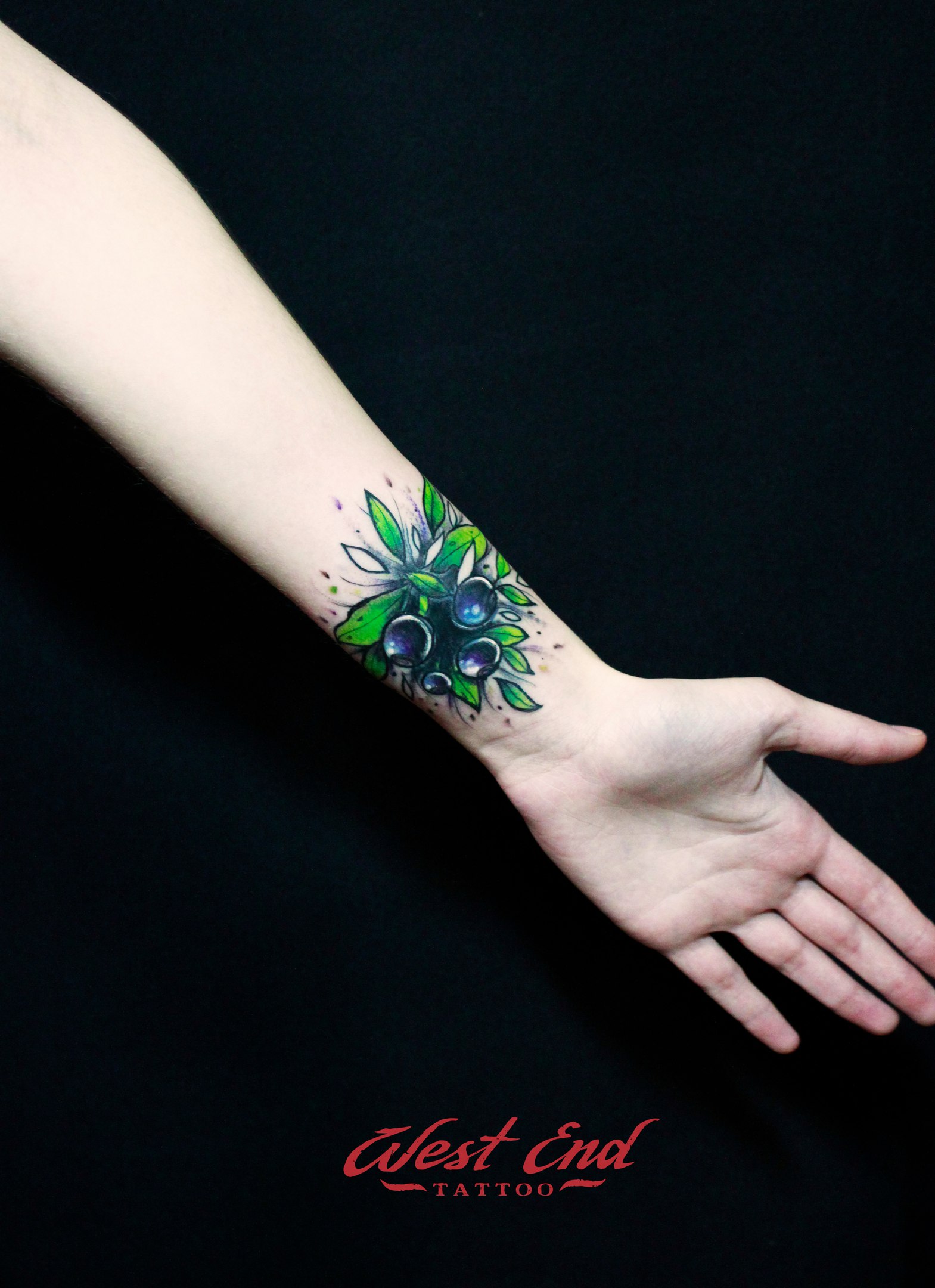 Татуировка цветная на запястье для девушек фото