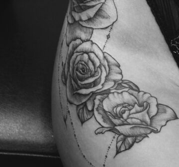 Женская тату розы на бедре, black&grey