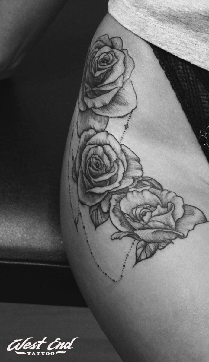 Женская тату розы на бедре, black&grey