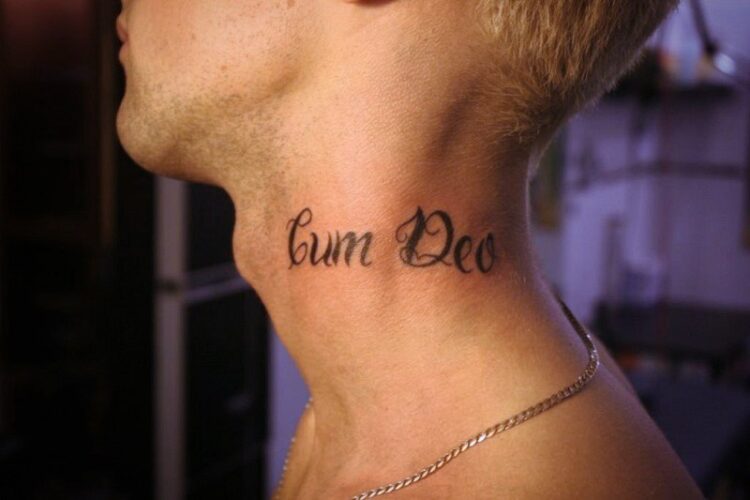 Надпись Cum Deo на шее