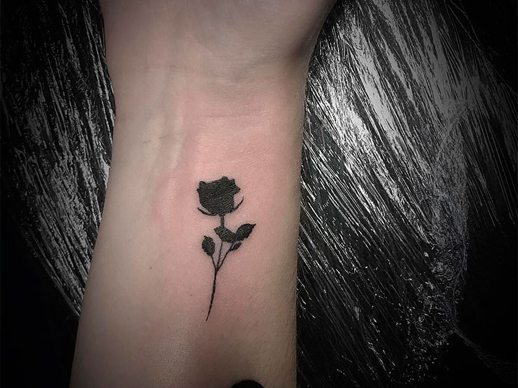 Значение татуировки черная роза